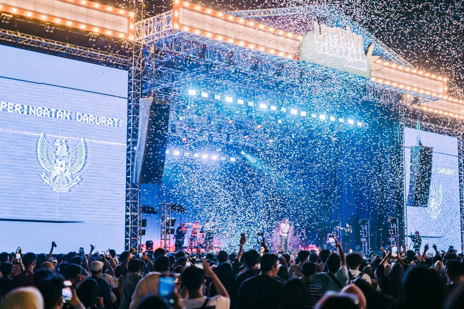 Confetti di atas panggung festival