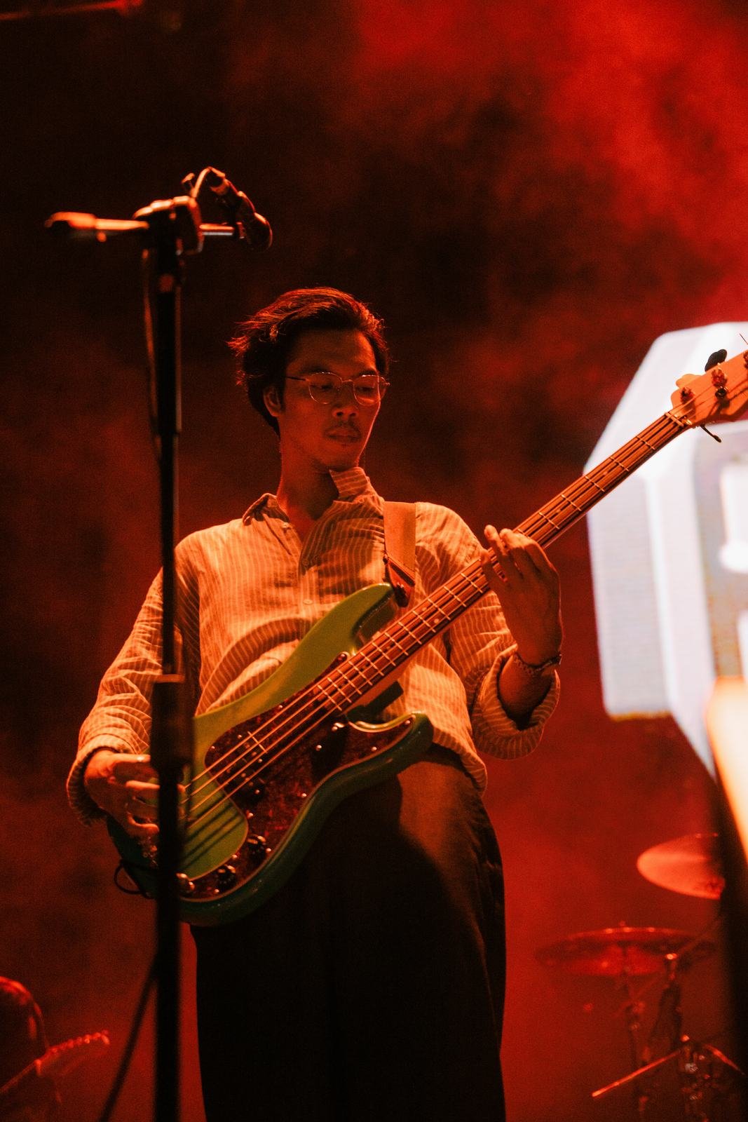 Bassist dengan lampu merah