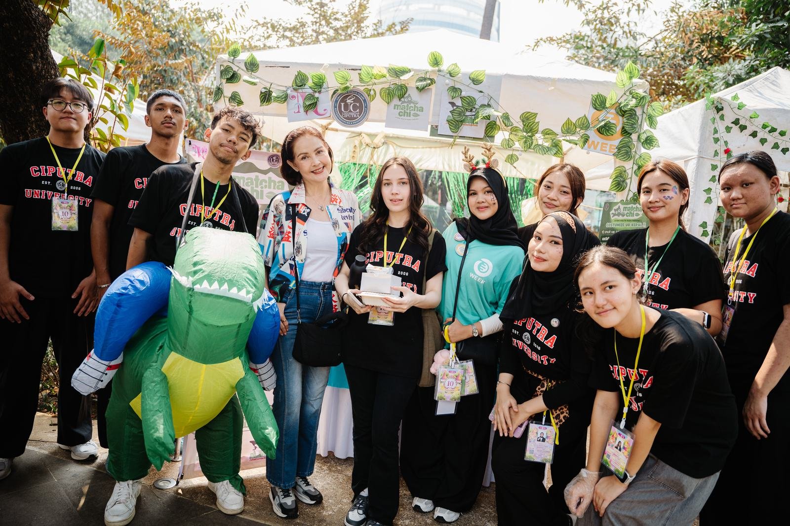 Kelompok mahasiswa di booth