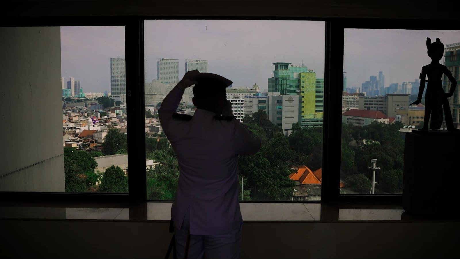 Pengantin pria menatap kota