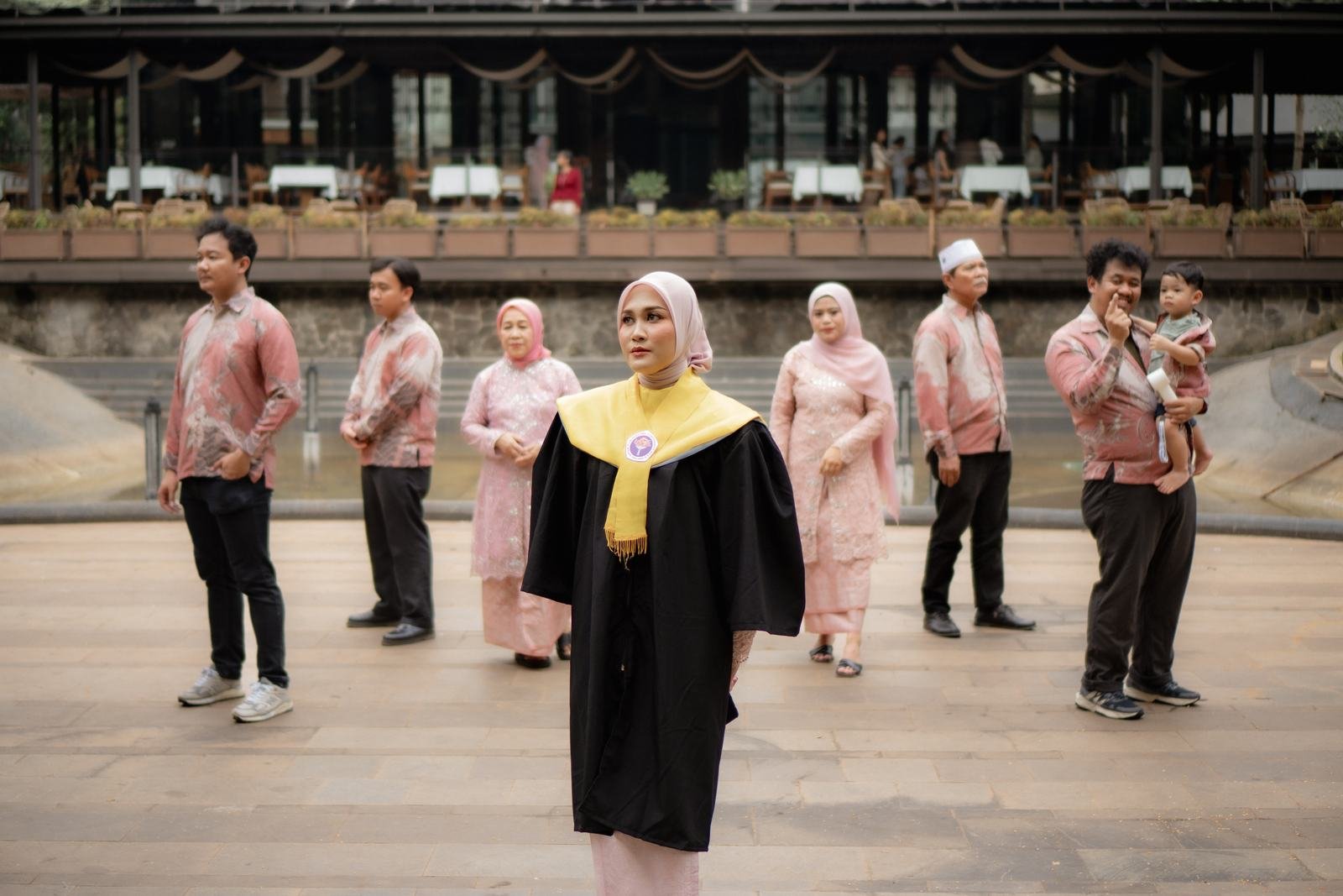 Foto keluarga wisudawati