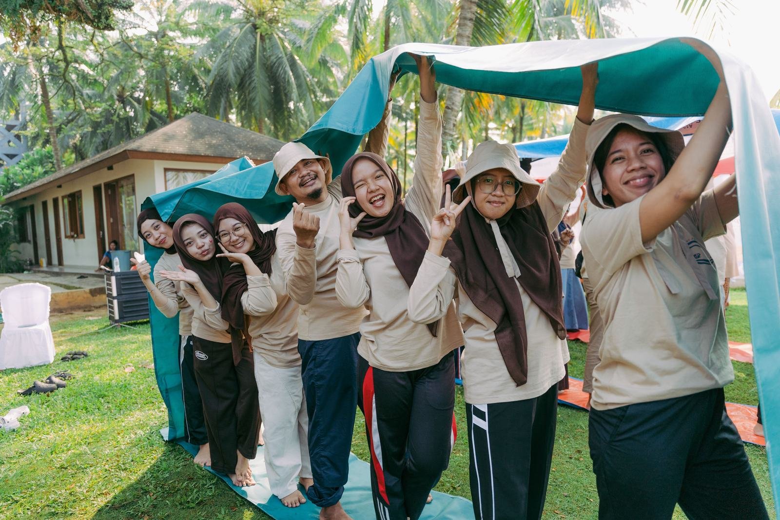 Kelompok peserta bergembira