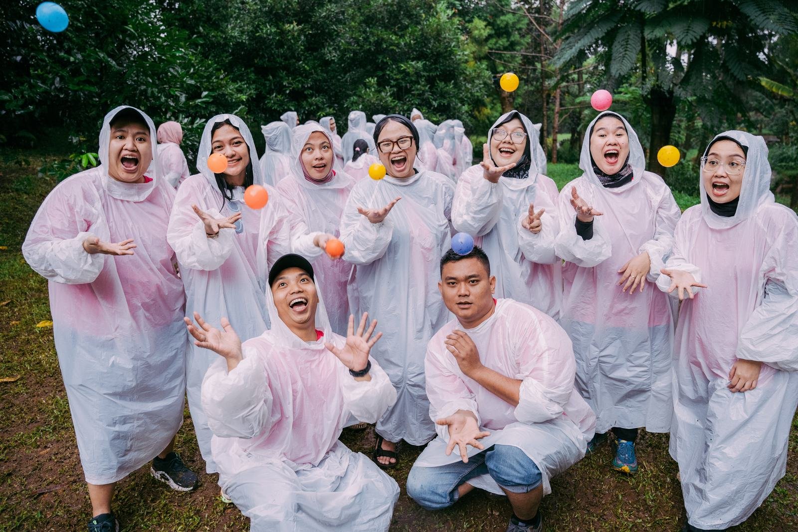 Peserta berjas hujan merah muda